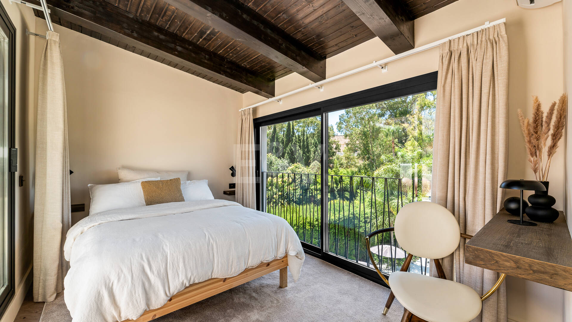 Luxusvilla mit Privatsphäre, Pool & Smart-Home-Ausstattung