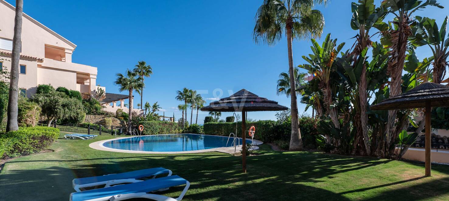 Excelente y espacioso apartamento de esquina con impresionantes vistas al mar en comunidad cerrada