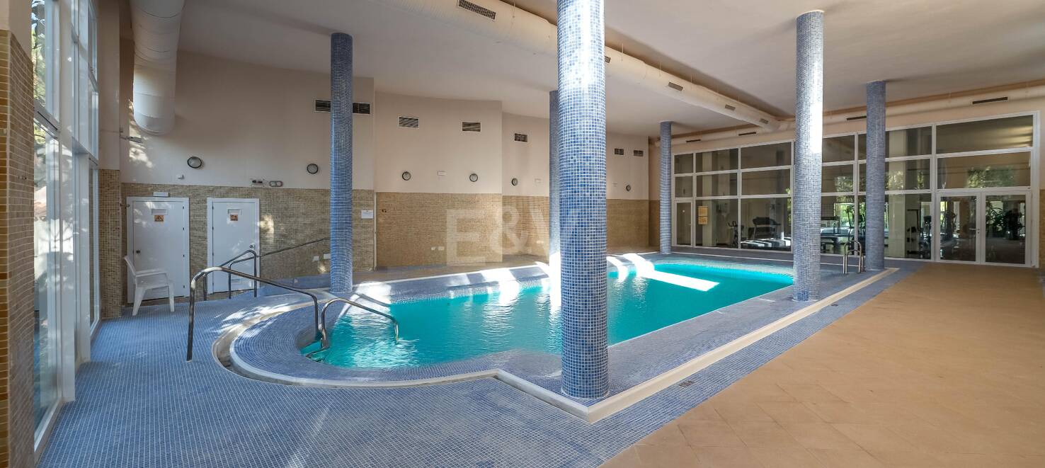 Excelente y espacioso apartamento de esquina con impresionantes vistas al mar en comunidad cerrada