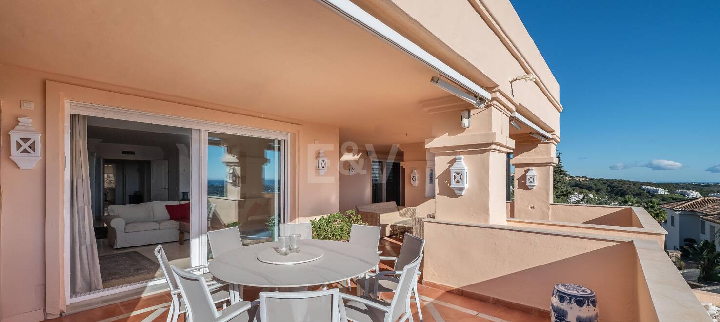 Excelente y espacioso apartamento de esquina con impresionantes vistas al mar en comunidad cerrada