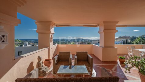 Excellent, spacious corner apartment with stunning sea views in gated community