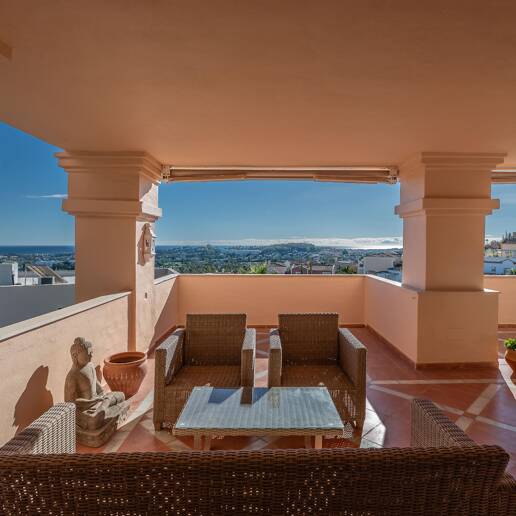 Excelente y espacioso apartamento de esquina con impresionantes vistas al mar en comunidad cerrada