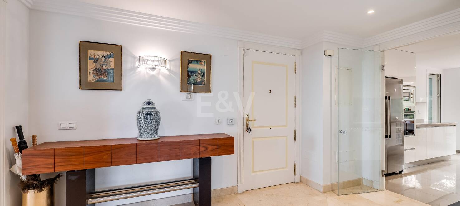 Excelente y espacioso apartamento de esquina con impresionantes vistas al mar en comunidad cerrada