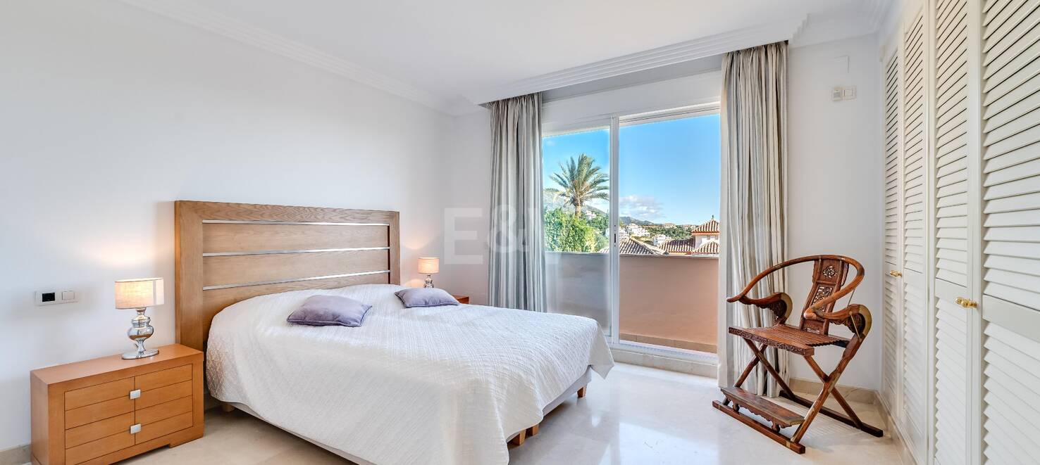 Excelente y espacioso apartamento de esquina con impresionantes vistas al mar en comunidad cerrada