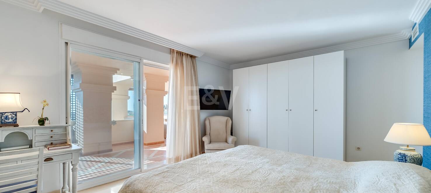 Excelente y espacioso apartamento de esquina con impresionantes vistas al mar en comunidad cerrada