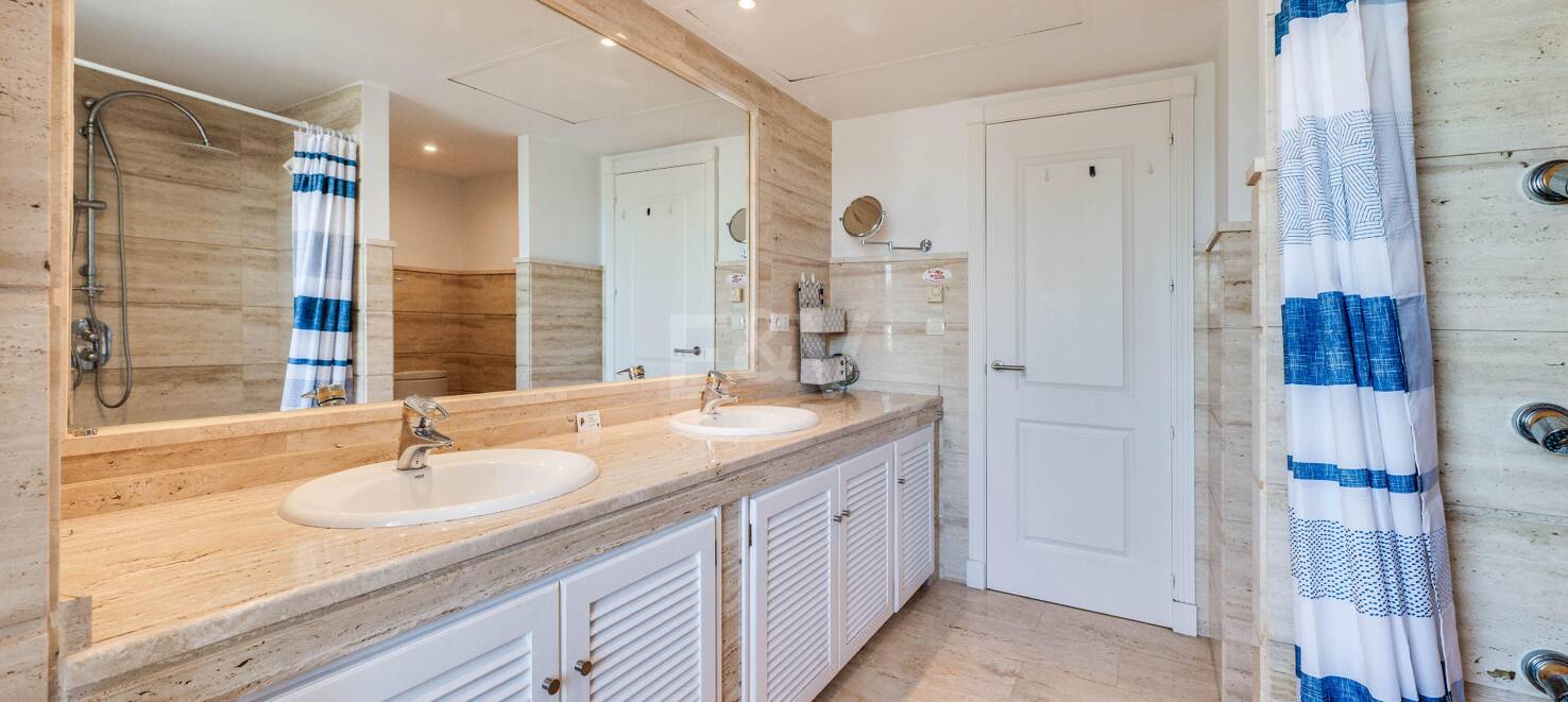 Excelente y espacioso apartamento de esquina con impresionantes vistas al mar en comunidad cerrada