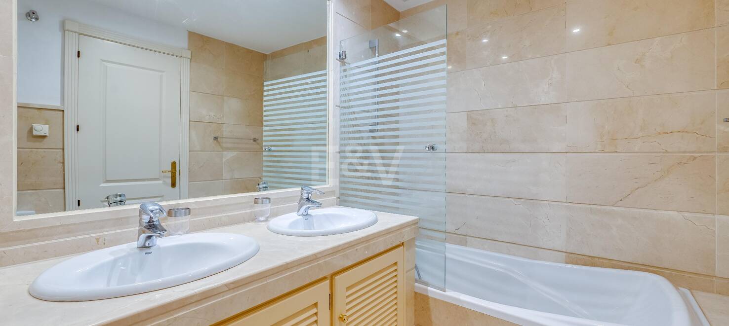 Excelente y espacioso apartamento de esquina con impresionantes vistas al mar en comunidad cerrada