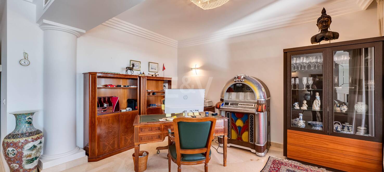 Excelente y espacioso apartamento de esquina con impresionantes vistas al mar en comunidad cerrada