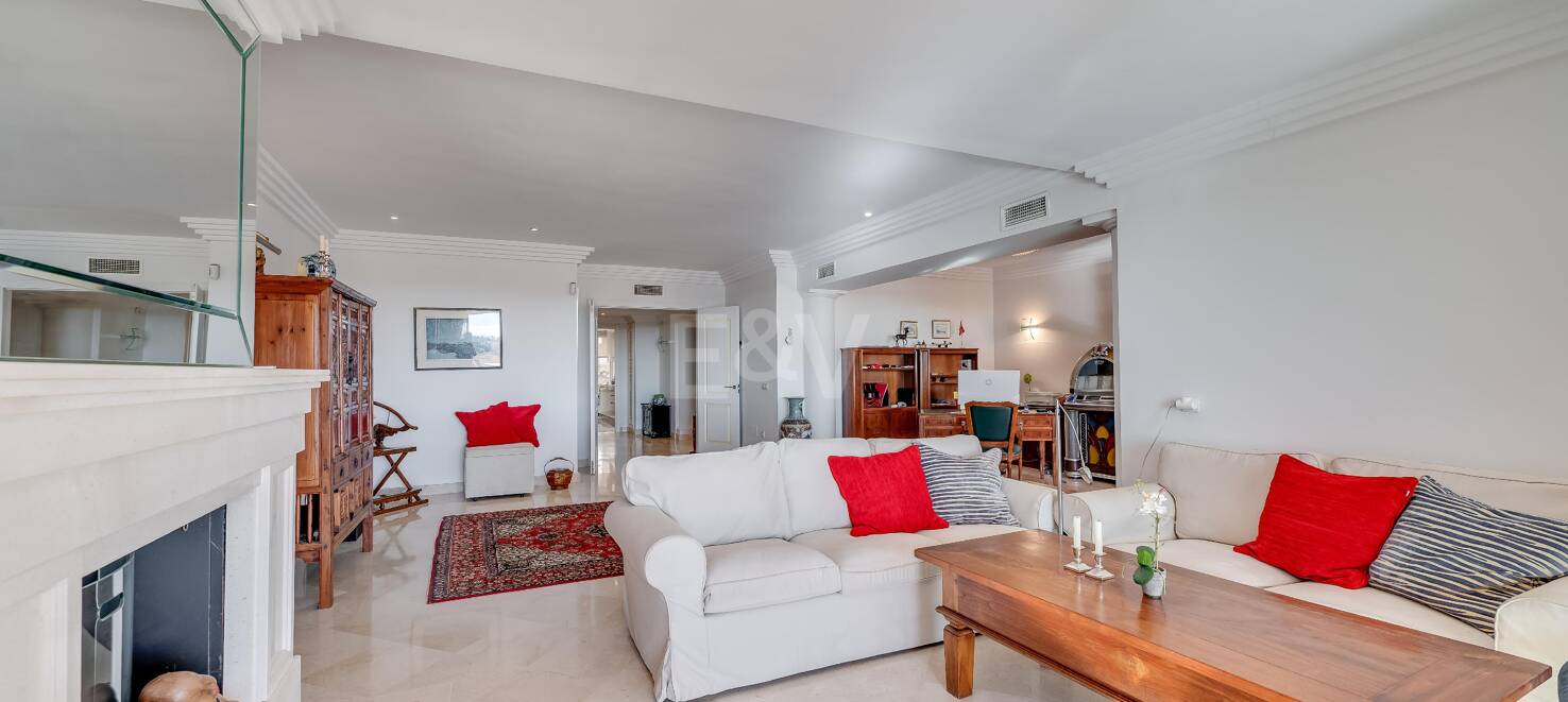 Excelente y espacioso apartamento de esquina con impresionantes vistas al mar en comunidad cerrada