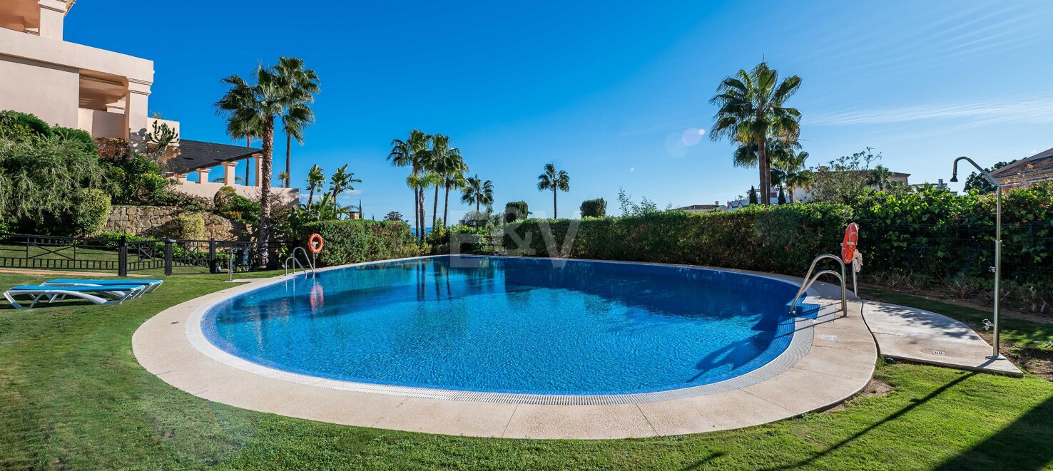 Excelente y espacioso apartamento de esquina con impresionantes vistas al mar en comunidad cerrada
