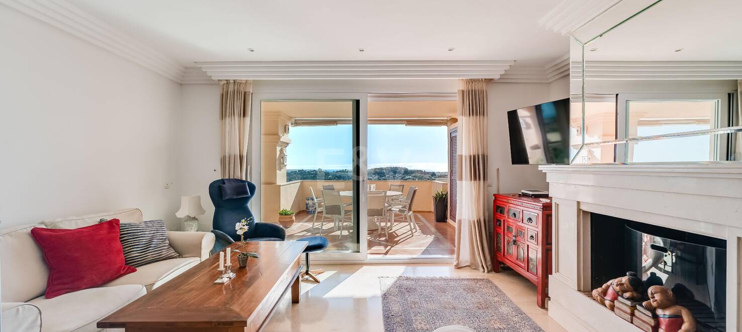 Excelente y espacioso apartamento de esquina con impresionantes vistas al mar en comunidad cerrada