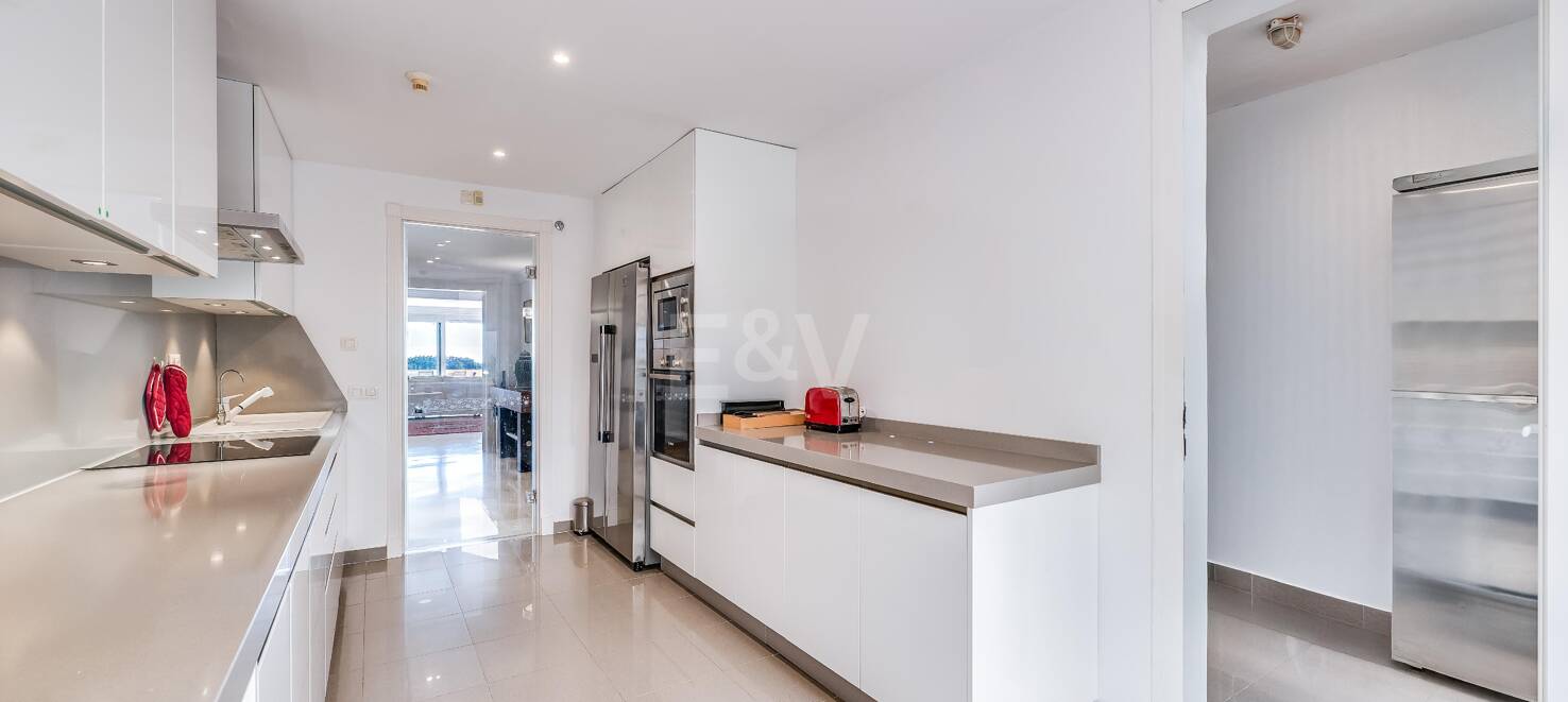 Excelente y espacioso apartamento de esquina con impresionantes vistas al mar en comunidad cerrada