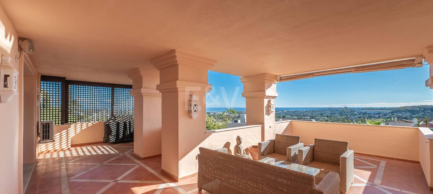 Excelente y espacioso apartamento de esquina con impresionantes vistas al mar en comunidad cerrada