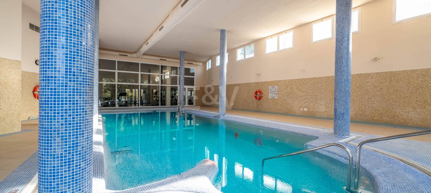 Excelente y espacioso apartamento de esquina con impresionantes vistas al mar en comunidad cerrada