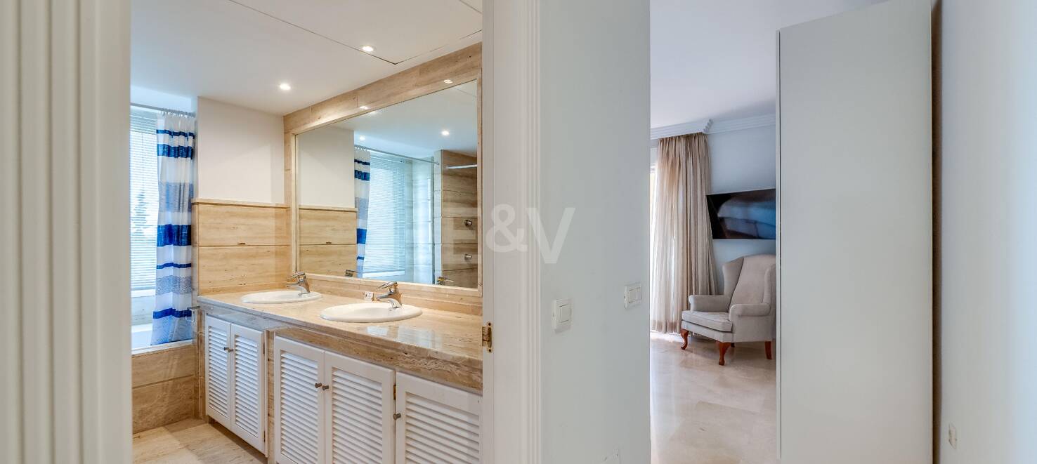 Excelente y espacioso apartamento de esquina con impresionantes vistas al mar en comunidad cerrada