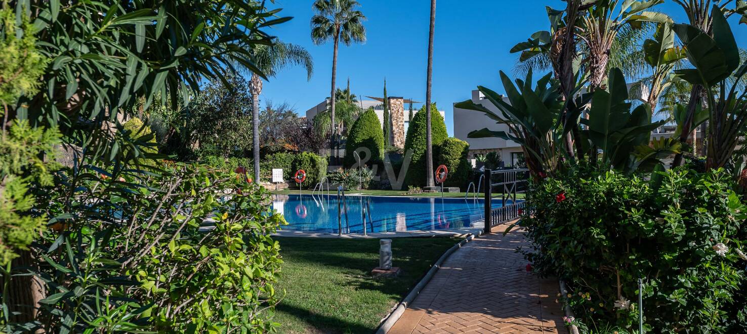 Excelente y espacioso apartamento de esquina con impresionantes vistas al mar en comunidad cerrada