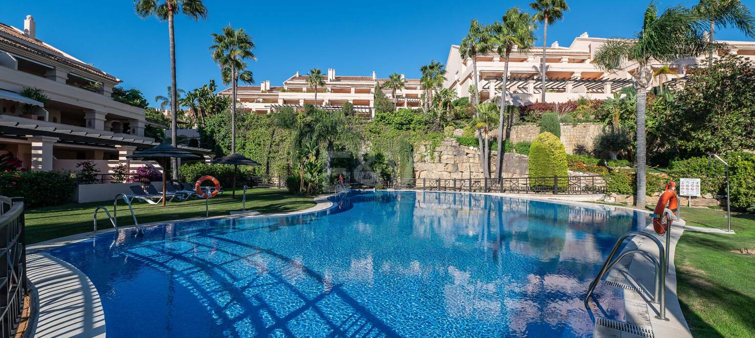 Excelente y espacioso apartamento de esquina con impresionantes vistas al mar en comunidad cerrada