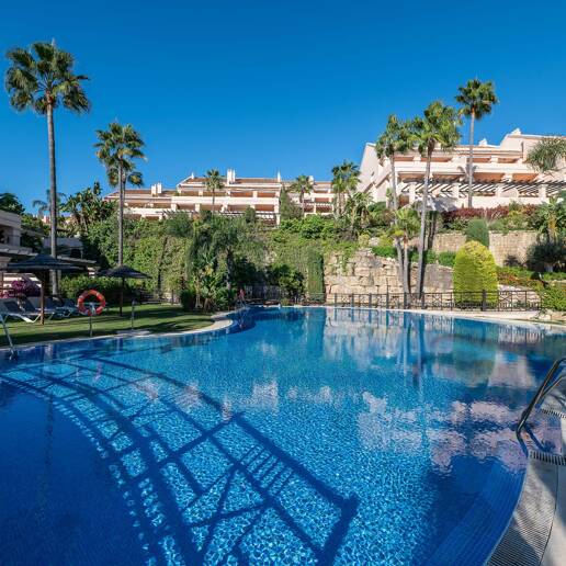 Excelente y espacioso apartamento de esquina con impresionantes vistas al mar en comunidad cerrada