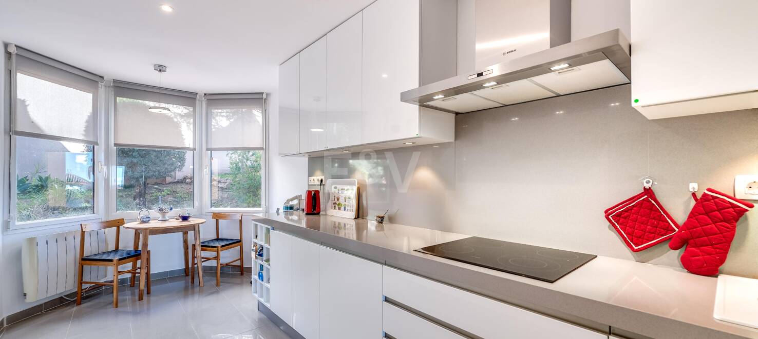 Excelente y espacioso apartamento de esquina con impresionantes vistas al mar en comunidad cerrada