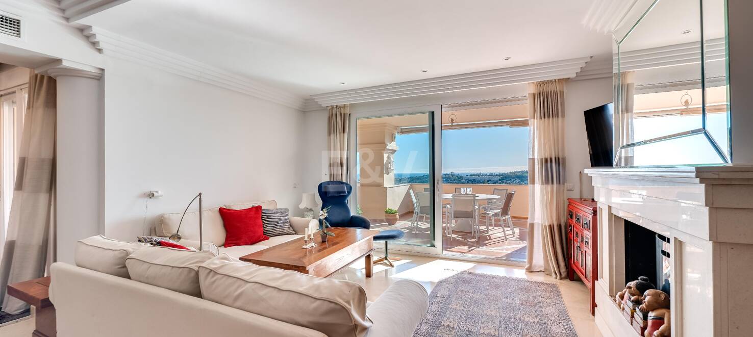 Excelente y espacioso apartamento de esquina con impresionantes vistas al mar en comunidad cerrada