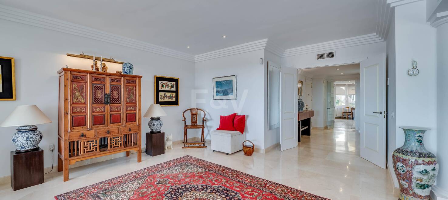 Excelente y espacioso apartamento de esquina con impresionantes vistas al mar en comunidad cerrada