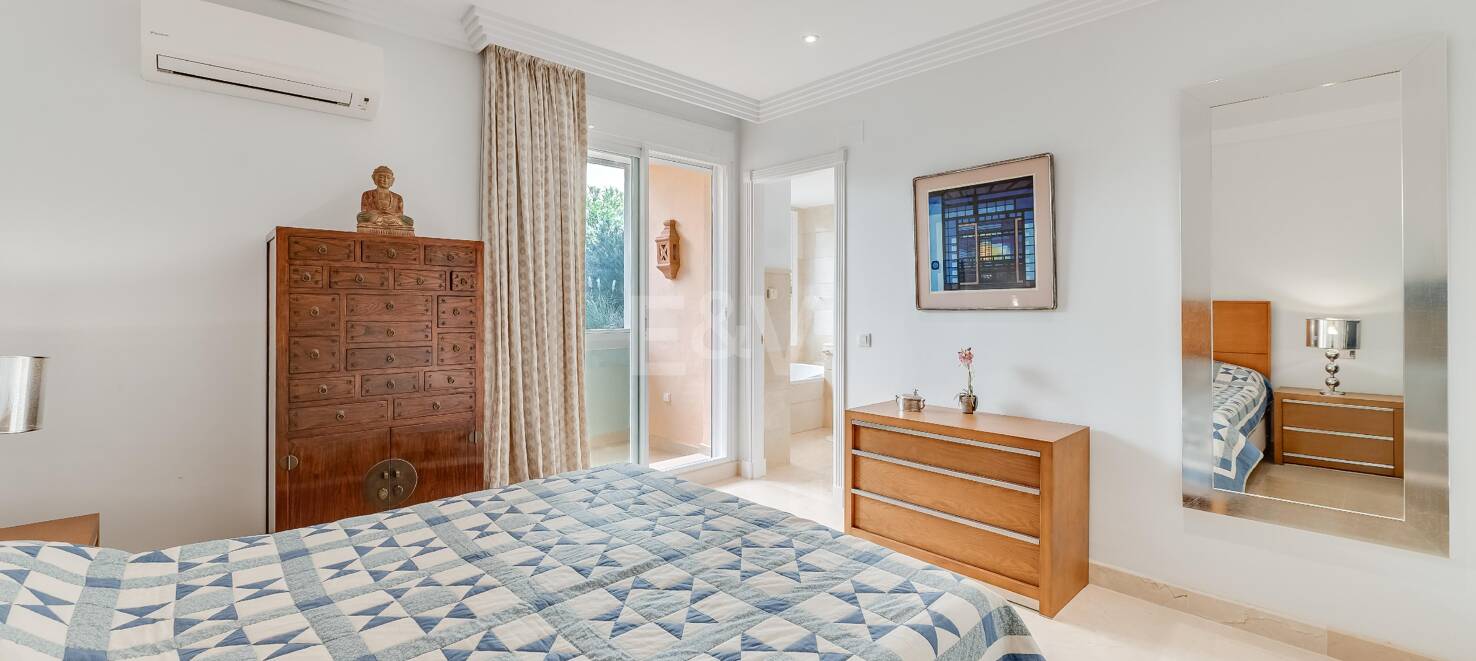 Excelente y espacioso apartamento de esquina con impresionantes vistas al mar en comunidad cerrada