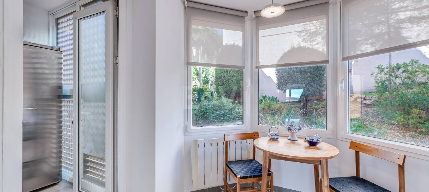 Excelente y espacioso apartamento de esquina con impresionantes vistas al mar en comunidad cerrada