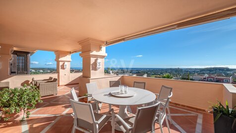 Excellent, spacious corner apartment with stunning sea views in gated community