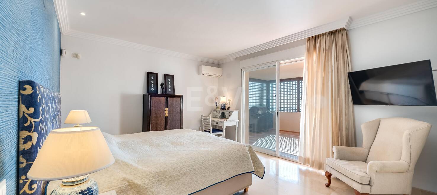 Excelente y espacioso apartamento de esquina con impresionantes vistas al mar en comunidad cerrada