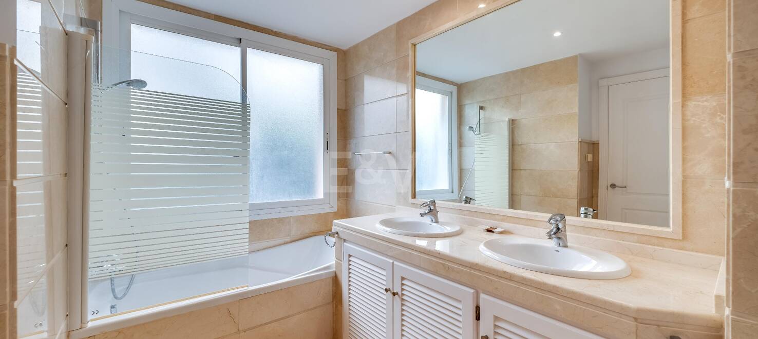 Excelente y espacioso apartamento de esquina con impresionantes vistas al mar en comunidad cerrada