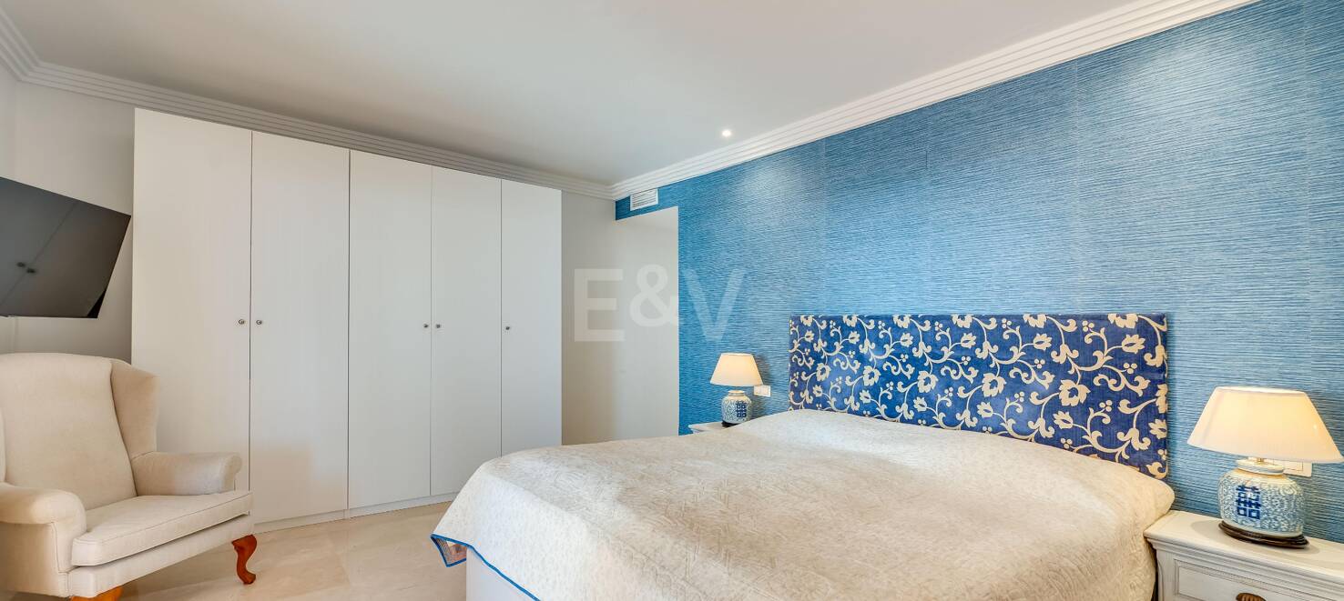 Excelente y espacioso apartamento de esquina con impresionantes vistas al mar en comunidad cerrada