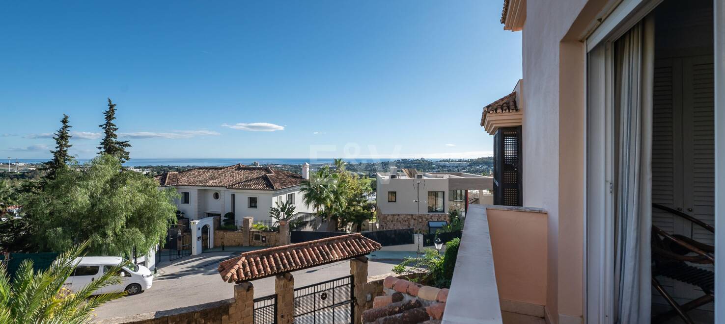 Excelente y espacioso apartamento de esquina con impresionantes vistas al mar en comunidad cerrada