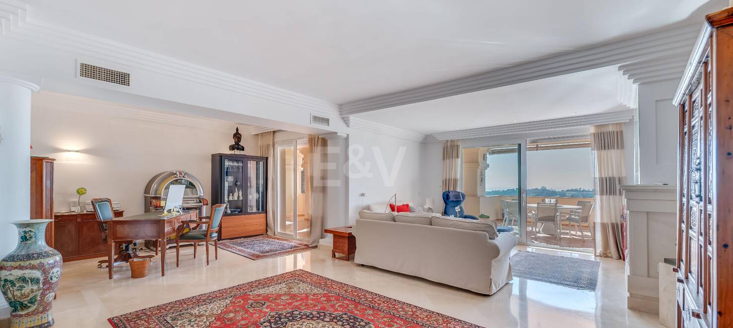 Excelente y espacioso apartamento de esquina con impresionantes vistas al mar en comunidad cerrada