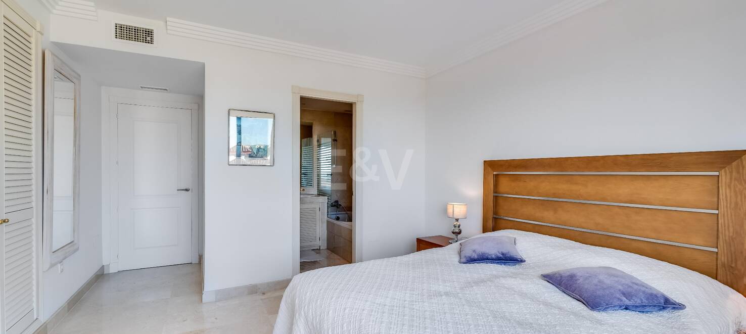 Excelente y espacioso apartamento de esquina con impresionantes vistas al mar en comunidad cerrada