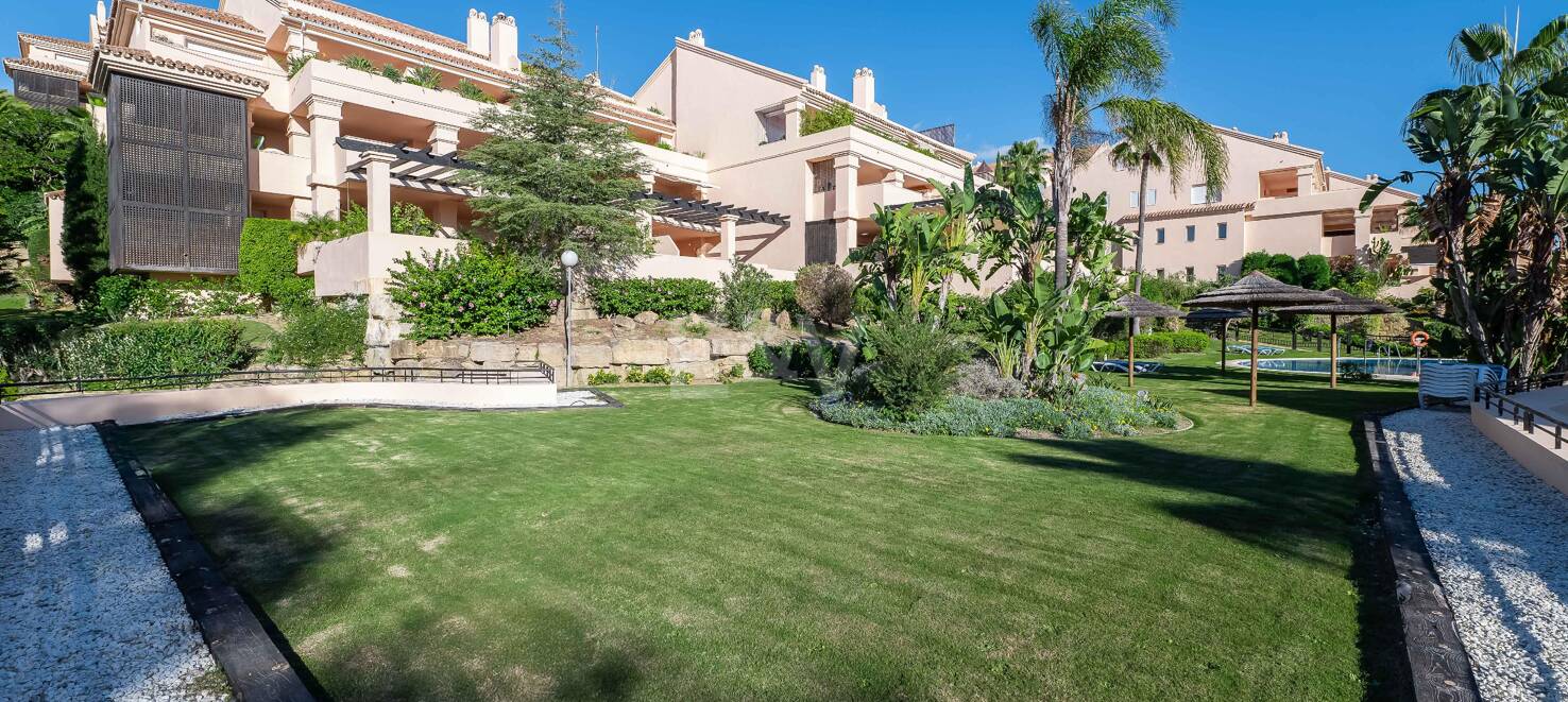 Excelente y espacioso apartamento de esquina con impresionantes vistas al mar en comunidad cerrada