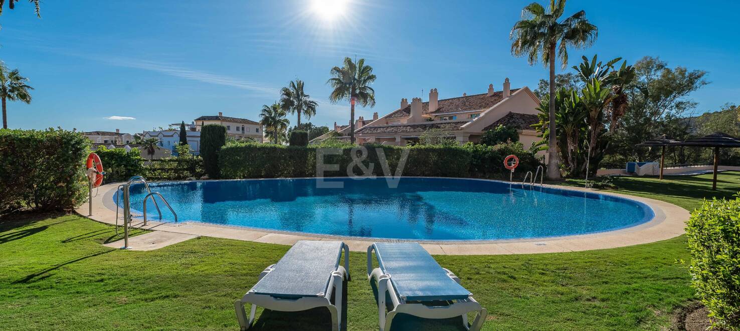 Excelente y espacioso apartamento de esquina con impresionantes vistas al mar en comunidad cerrada