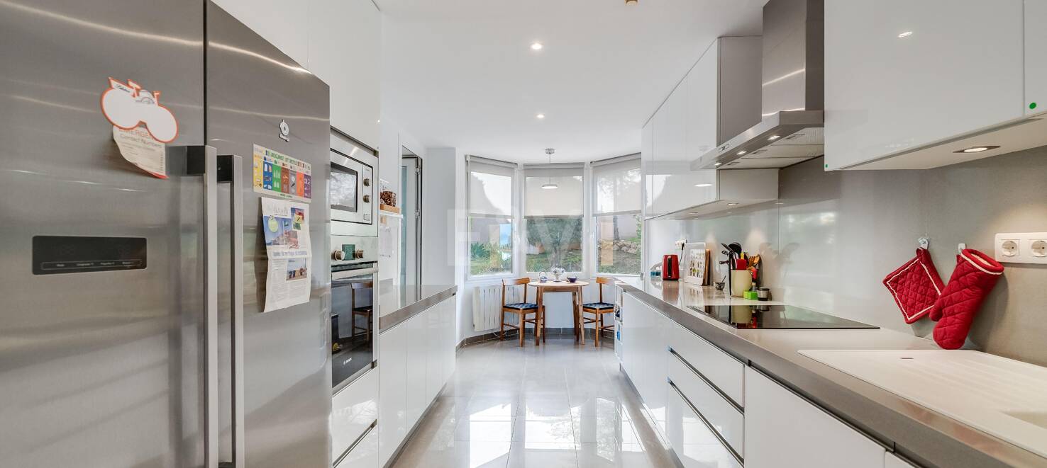 Excelente y espacioso apartamento de esquina con impresionantes vistas al mar en comunidad cerrada