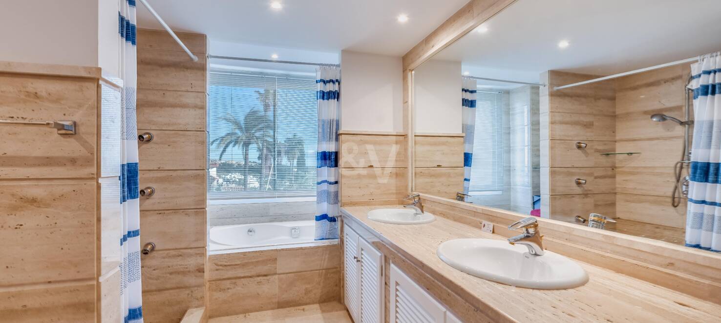 Excelente y espacioso apartamento de esquina con impresionantes vistas al mar en comunidad cerrada