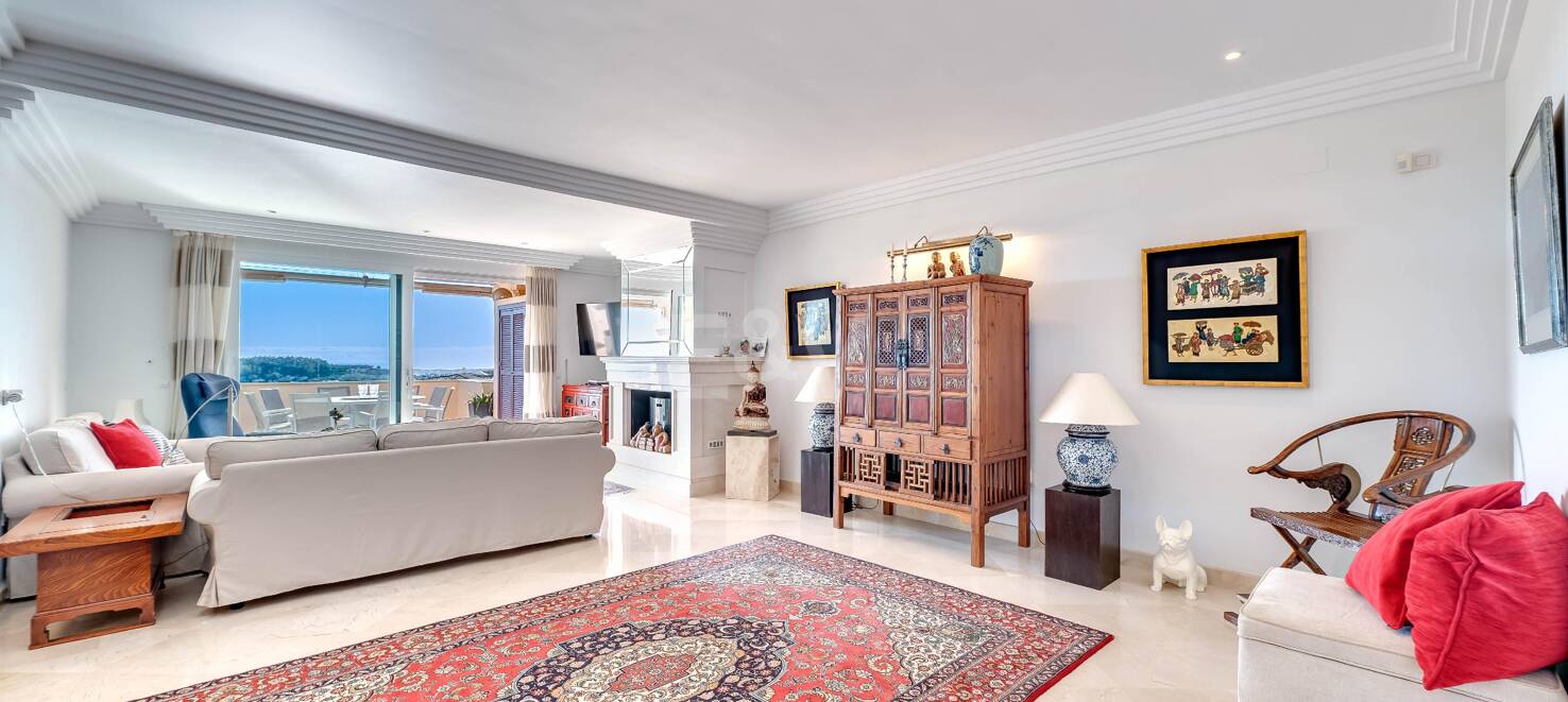 Excelente y espacioso apartamento de esquina con impresionantes vistas al mar en comunidad cerrada