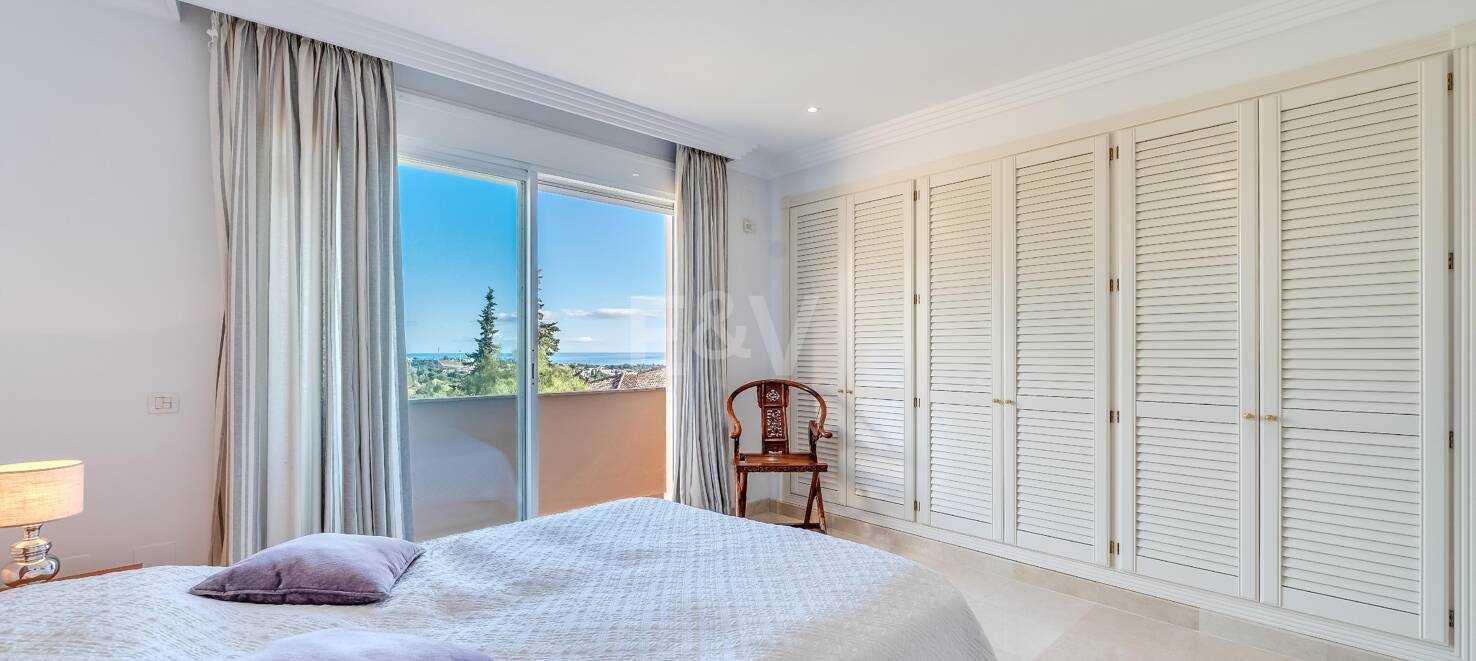 Excelente y espacioso apartamento de esquina con impresionantes vistas al mar en comunidad cerrada