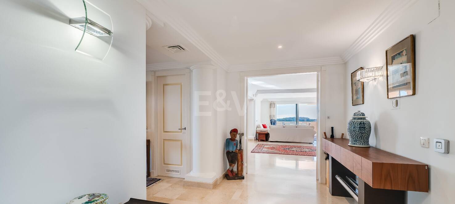 Excelente y espacioso apartamento de esquina con impresionantes vistas al mar en comunidad cerrada
