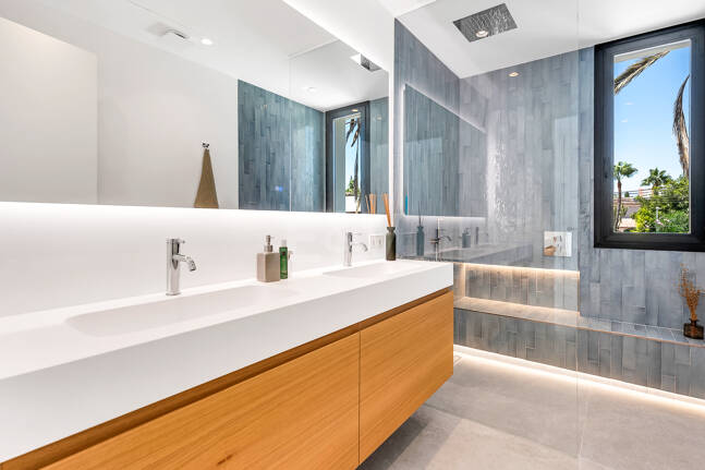 Schöne moderne Villa nur wenige Schritte vom Strand entfernt mit fantastischem Meerblick