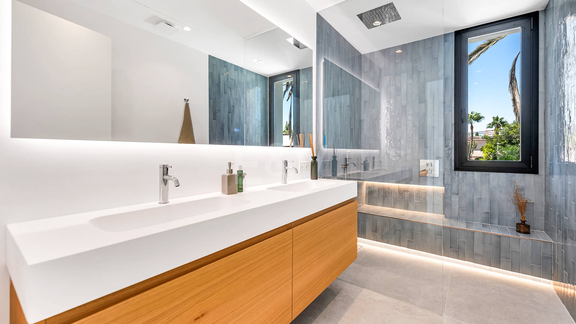 Hermosa villa moderna a pocos pasos de la playa con fantásticas vistas al mar