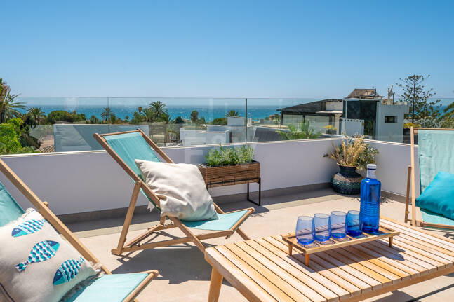 Schöne moderne Villa nur wenige Schritte vom Strand entfernt mit fantastischem Meerblick