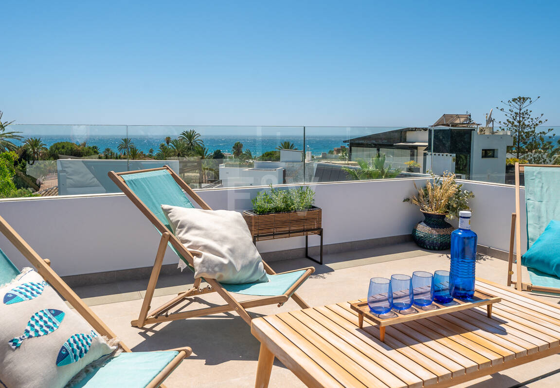 Schöne moderne Villa nur wenige Schritte vom Strand entfernt mit fantastischem Meerblick