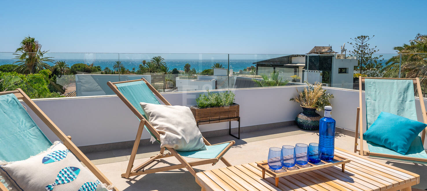 Beautiful Modern Villa steps from the Beach with Fantastic Sea Views