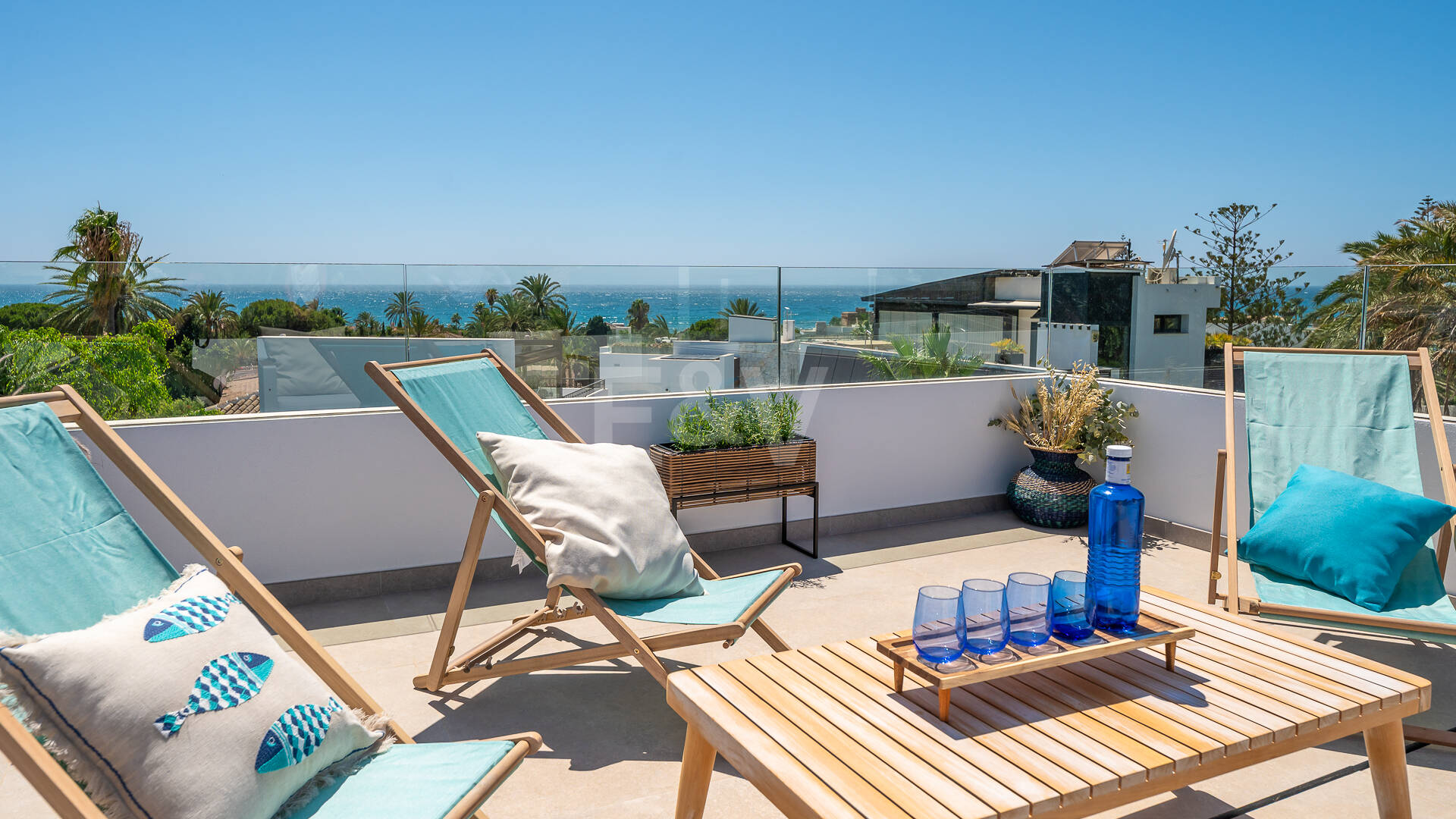 Schöne moderne Villa nur wenige Schritte vom Strand entfernt mit fantastischem Meerblick