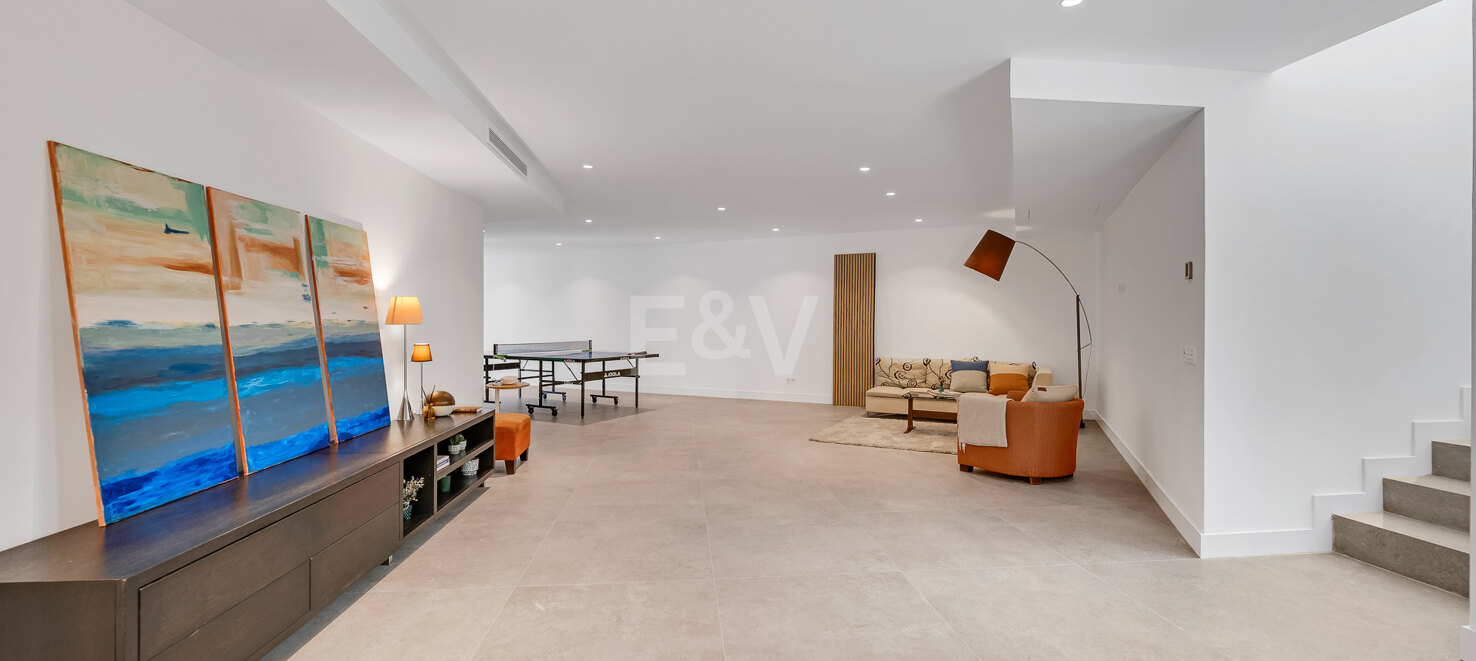 Beautiful Modern Villa steps from the Beach with Fantastic Sea Views