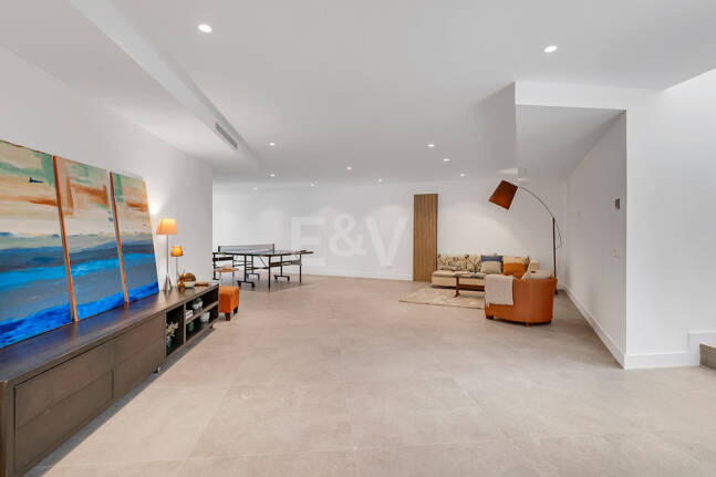 Schöne moderne Villa nur wenige Schritte vom Strand entfernt mit fantastischem Meerblick