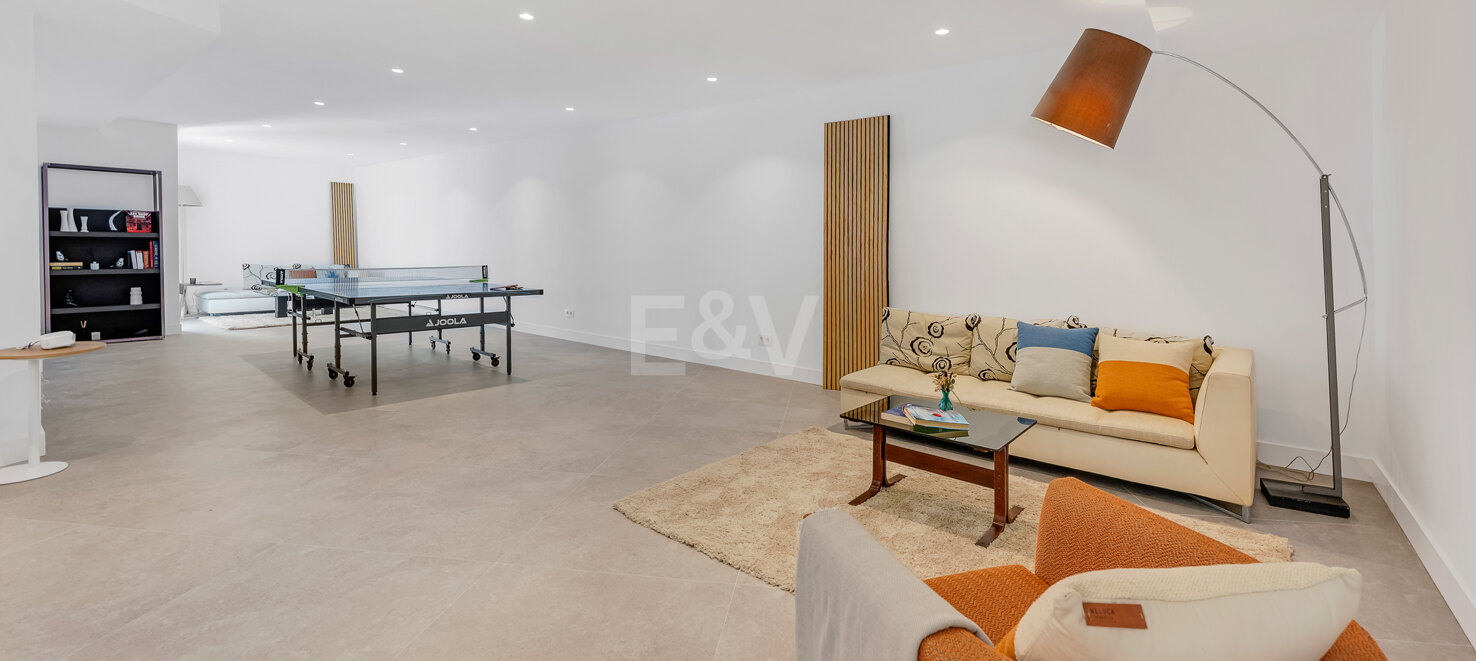 Beautiful Modern Villa steps from the Beach with Fantastic Sea Views